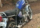 Motocicleta furtada há cerca de um ano é localizada em área de mata