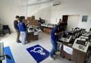 Urnas eletrônicas são lacradas e carregadas no Fórum Eleitoral de Barracão