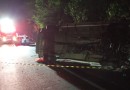 Acidente envolvendo ambulância e dois carros deixa uma pessoa morta na BR-282