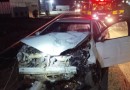 Mulher fica ferida após carro bater contra poste na BR-282