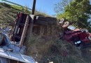 Caminhão carregado com couro sintético tomba em ribanceira na BR-163