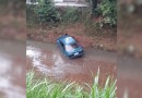 Carro cai dentro do Rio Lonqueador