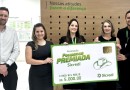 Sicredi entrega R$ 5 mil a associada de Beltrão sorteada na Poupança Premiada