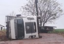 Caminhão carregado de frangos tomba em Francisco Beltrão