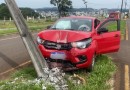 Motorista fica ferida ao bater veículo em poste