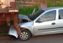 Mãe e filho ficam feridos após carro colidir na traseira de caminhão