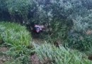 Ultrapassagem causa acidente e carro cai em ribanceira, na PR 483