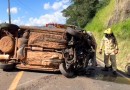 Capotamento deixa condutor ferido, na PR 566