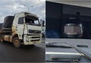 Caminhoneiro é flagrado dirigindo com capacete e carreta sem para-brisa na BR-163, em Guaraciaba