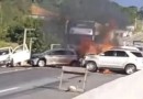 Colisão seguida de incêndio deixa morto e provoca bloqueio total da BR-470 em Indaial