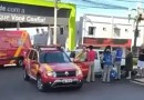 Jovem fica ferido após colisão entre carro e bicicleta elétrica no centro