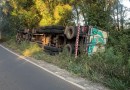 Caminhão capota na PR 451 em Santo Antonio do Sudoeste