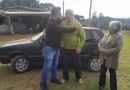 Tentando conseguir dinheiro para tratamento, homem coloca carro como prêmio de rifa e ganhador devolve veículo