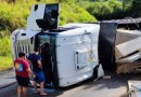 Caminhão carregado com móveis tomba em curva na PR-180, em Marmeleiro