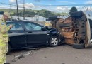 Carro tomba após colisão e deixa motorista ferido