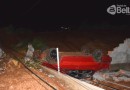 Mulher tem fratura exposta na perna após carro capotar, na PR 566