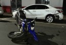 Homem fica gravemente ferido ao colidir motocicleta em automóvel estacionado