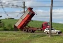 Caminhão com caçamba erguida causa queda de energia e transtornos no trânsito em bairro de Lago das Torres