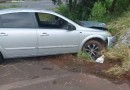 Carro bate em poste e interrompe fornecimento de energia e água em Francisco Beltrão