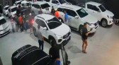 Homens invadem concessionária e roubam 12 carros