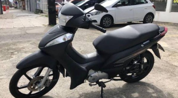 Motocicleta é furtada em residência no bairro Luther King