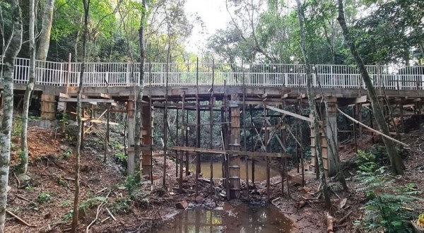 Obra de melhoria na passarela da gruta do Jacutinga