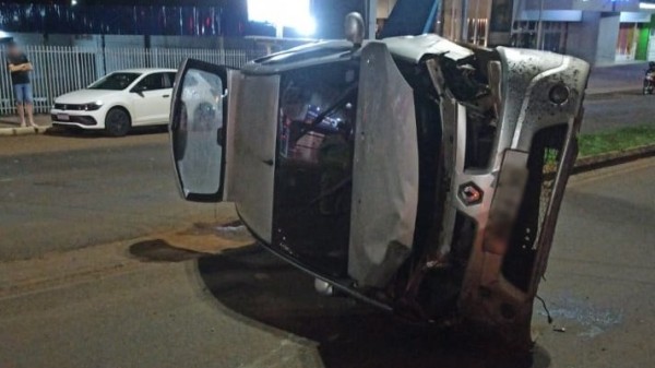 Veículo capota e motorista é socorrido com suspeita de fratura no braço