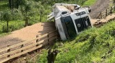 Caminhão carregado com ração tomba na PR-566 entre Itapejara d’Oeste e Barra Grande