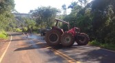 Acidente entre um trator e uma Hilux foi registrado na PR-562, entre São João e Coronel Vivida