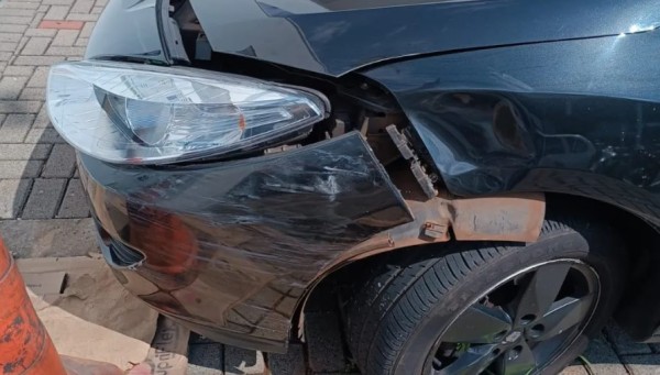 Motociclista se envolve em acidente no centro da cidade