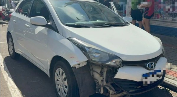 Jovem fica ferida após colisão entre carro e moto no centro de Francisco Beltrão