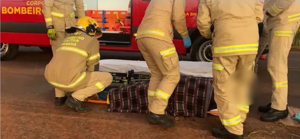 Dois ficam feridos em acidente entre carro e caminhão na BR-369; carga de vinho é localizada