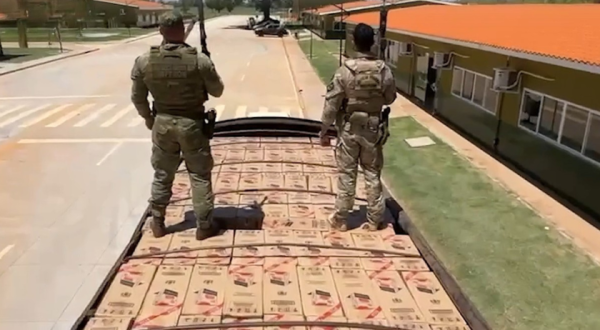 Caminhão com 500 caixas de cigarros é abandonado em plantação de soja em Guaíra