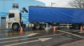 Manobra de caminhão termina com semáforo derrubado no centro
