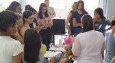 Adolescentes participam de curso