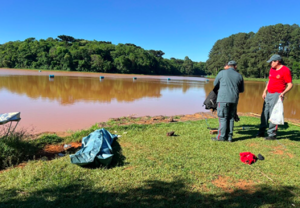 Adolescente sente câimbra ao nadar e morre afogado em represa