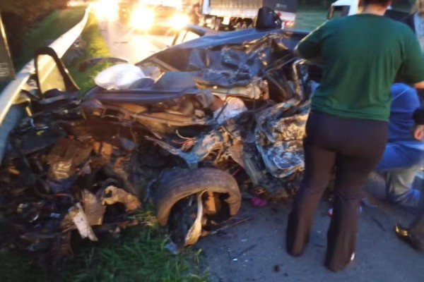 Casal e filha de 4 anos perdem a vida em acidente na BR-116, no Paraná