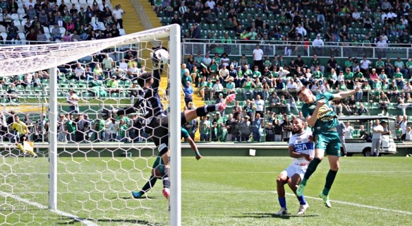 Chapecoense bate o CSA, com gol de Perotti nos acréscimos