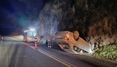 Carro capota na PR-182 e duas pessoas ficam feridas, uma em estado grave
