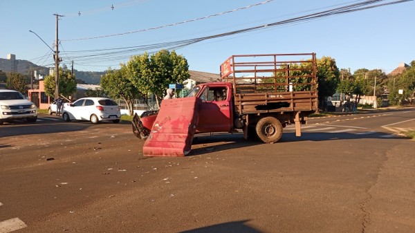 Acidente na Curitiba envolve duas caminhonetes