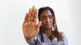 A cada 24 horas, ao menos oito mulheres são vítimas de violência
