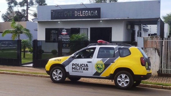 Carro bate em veículo estacionado e motorista é preso em flagrante por embriaguez