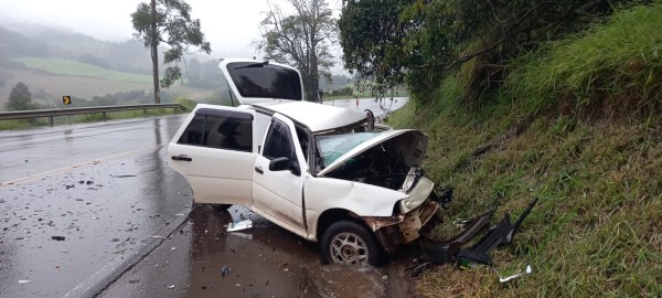 Jovem fica ferido após colisão frontal entre carro e carreta