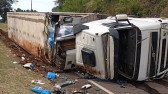 Caminhão tomba na PR 182 em Manfrinópolis