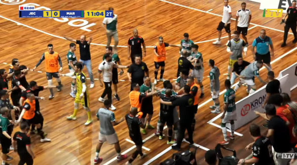 Em jogo marcado por registro de briga entre atletas e torcida, Marreco perde para o JEC e cai na LNF