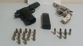 Casal é detido com armas de fogo após confusão em clube de baile