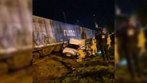 Carro com casal é arrastado por trem, no Paraná