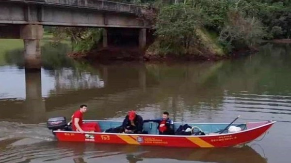 Corpo de Bombeiros realiza buscas por jovem que caiu da ponte sobre o rio Jaracatiá