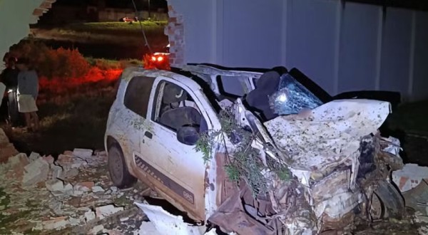 Motorista de carro morre após atropelar cavalo que invadiu rodovia e atravessar muro de subestação de energia, no Paraná