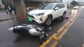Colisão envolvendo caminhonete e moto deixa motociclista ferido